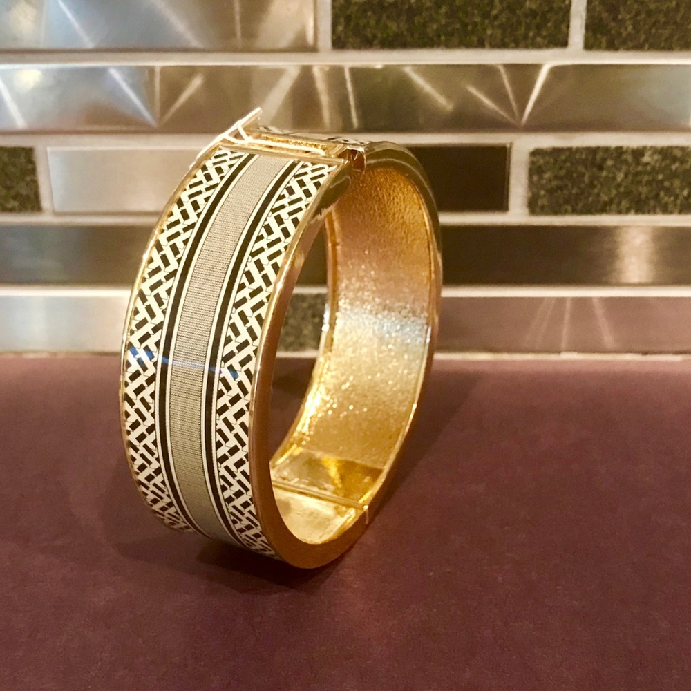Black and white clasp bangle bracelet